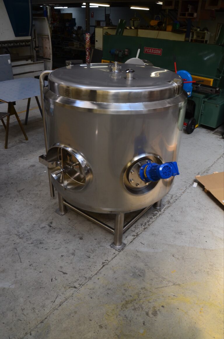 1,500 litre stainless steel cream capture tank with a side entry manway and side entry mixer